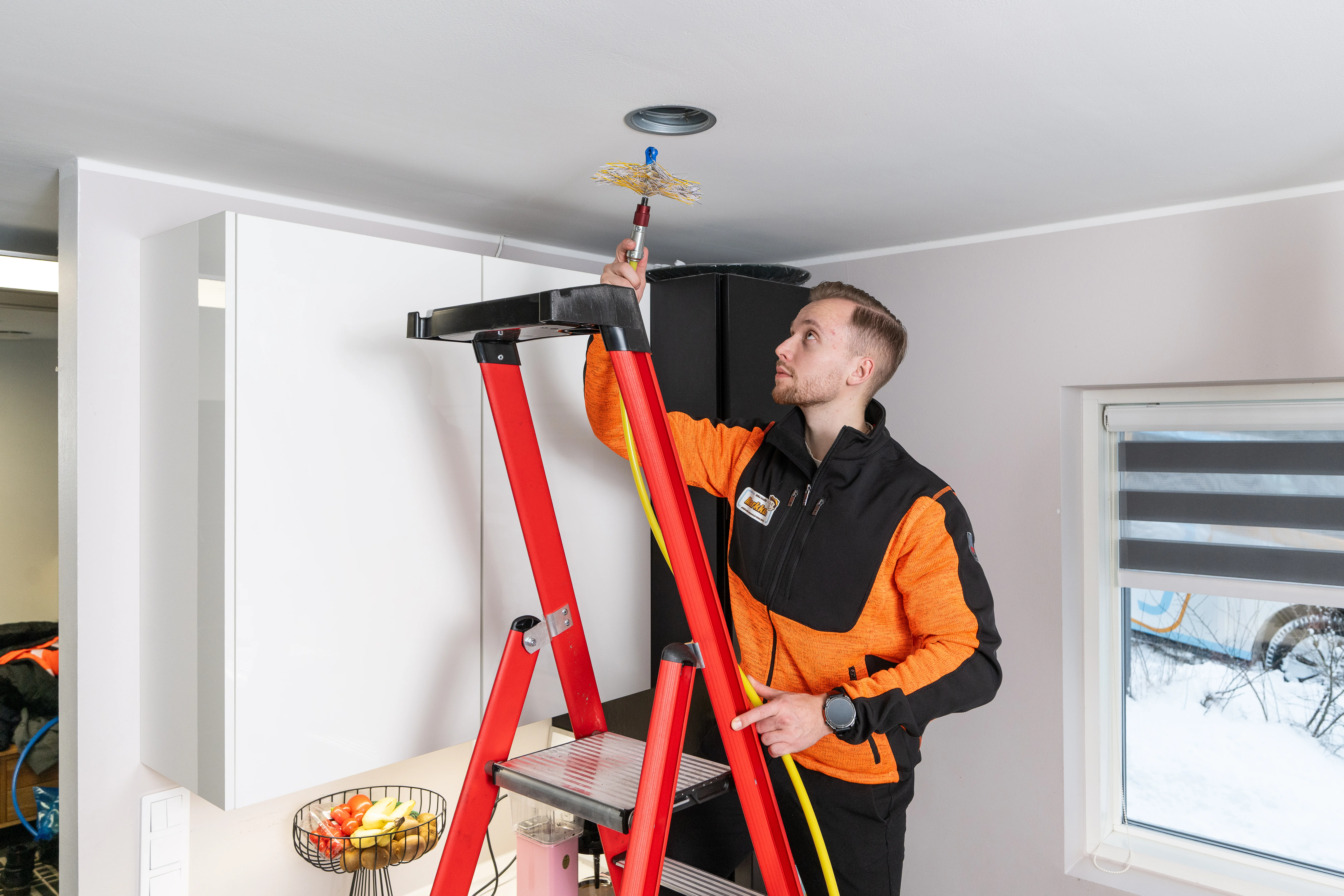 Ilmanvaihtokanavien puhdistusta ammattilaitteilla.