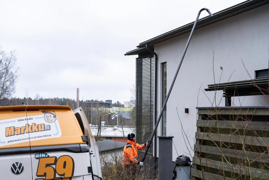 Vesikourut täynnä lehtiä syksyllä