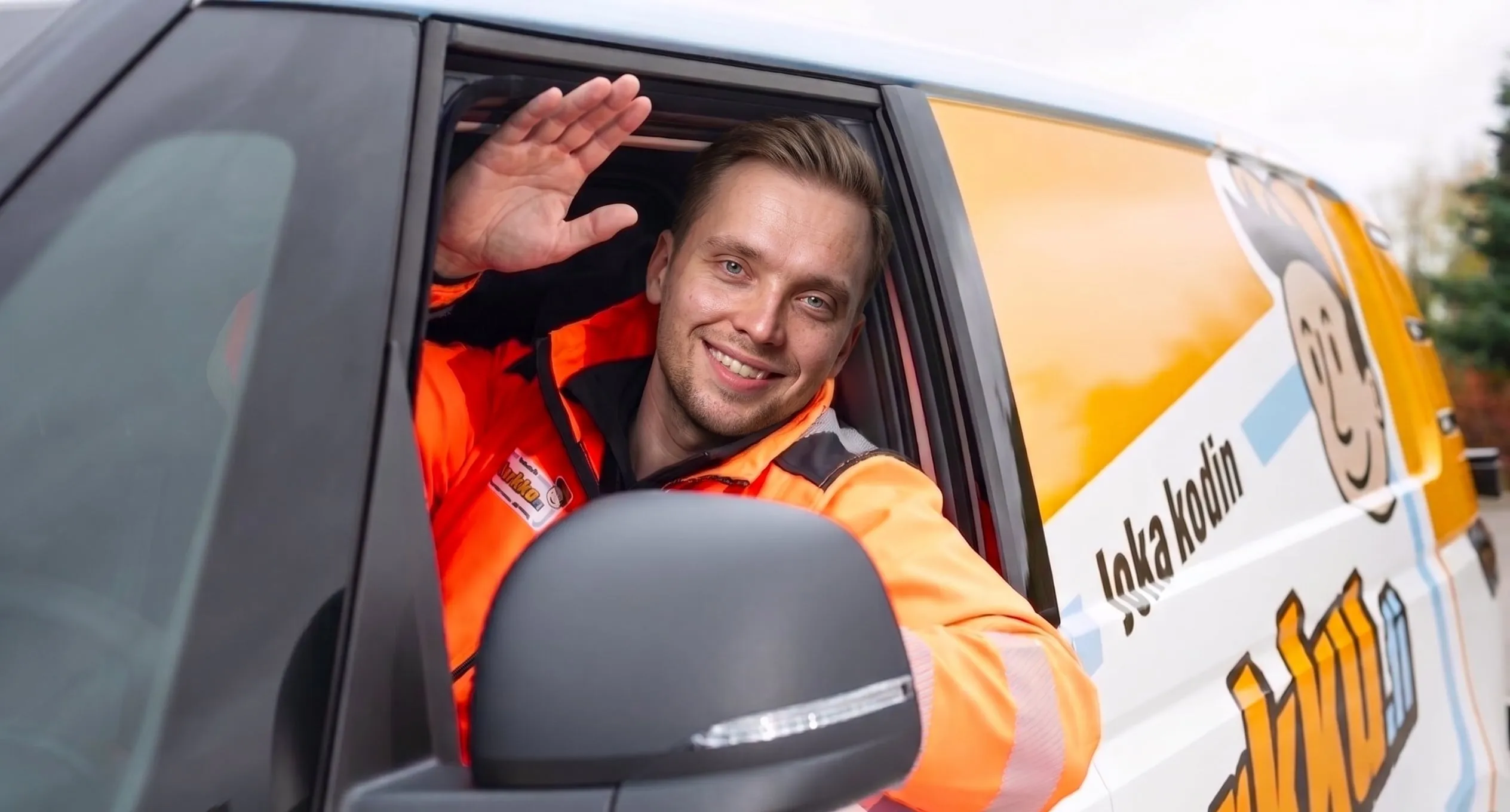 Markun asentaja tervehtii Markku-huoltoauton ikkunasta