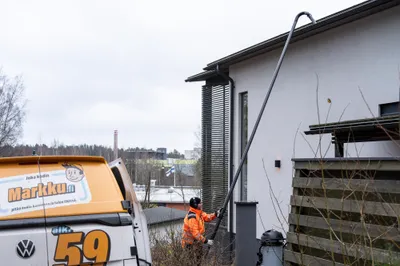 Sadevesikourun puhdistus irtoroskista