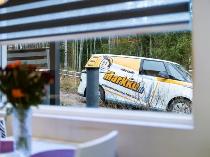 Markun huoltoauto taloyhtiön pihassa, valmiina huolehtimaan katon töistä