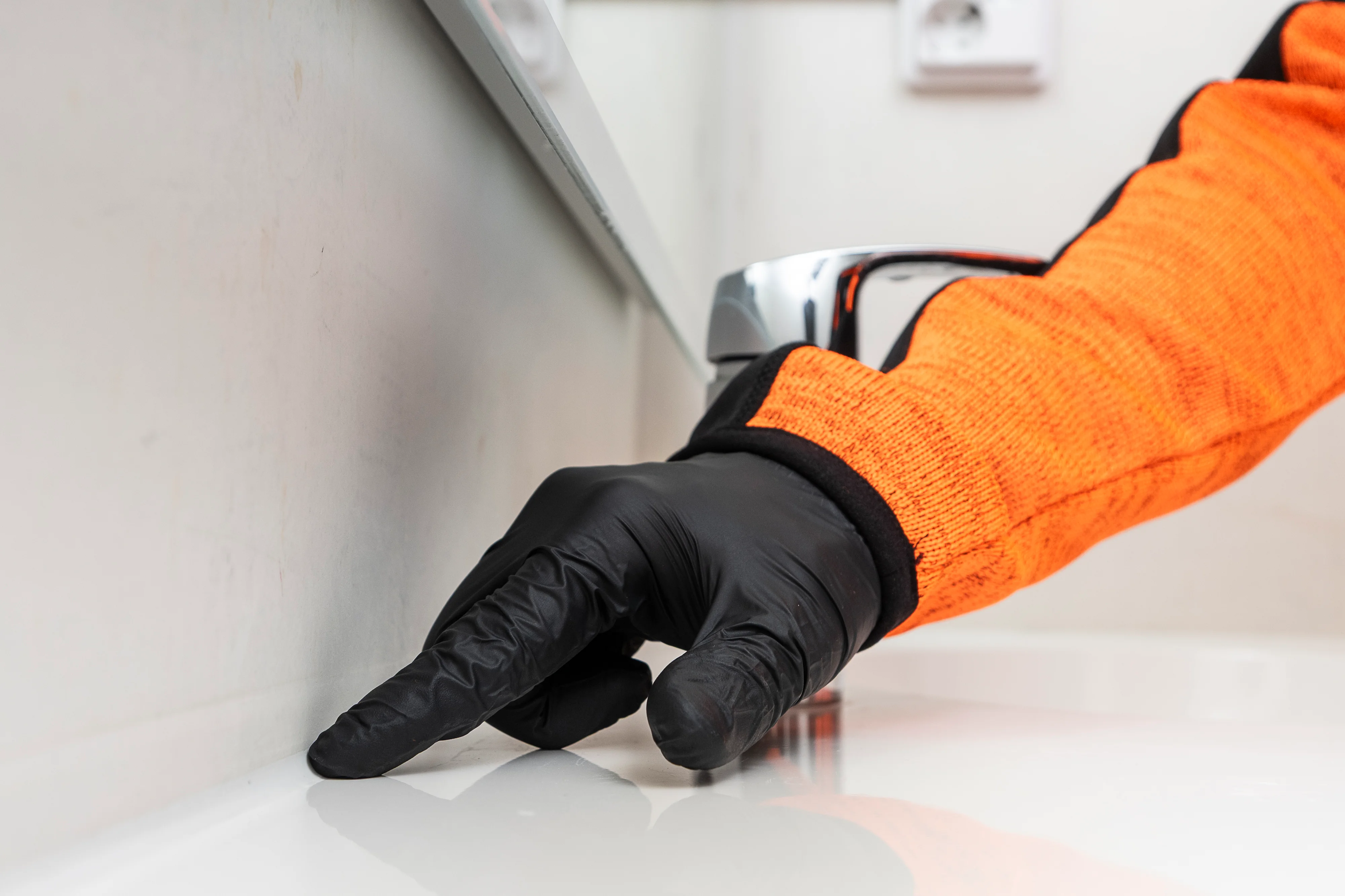 Silikonien tarkistusta märkätiloissa