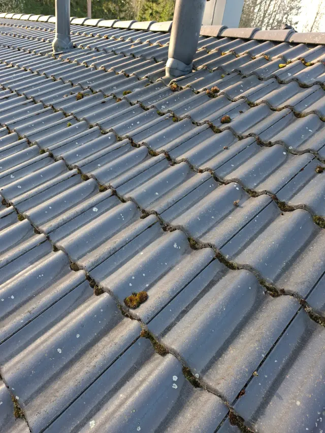 Kulunut tiilikatto ennen pinnoitusta — pinta hilseilee ja kaipaa suojausta