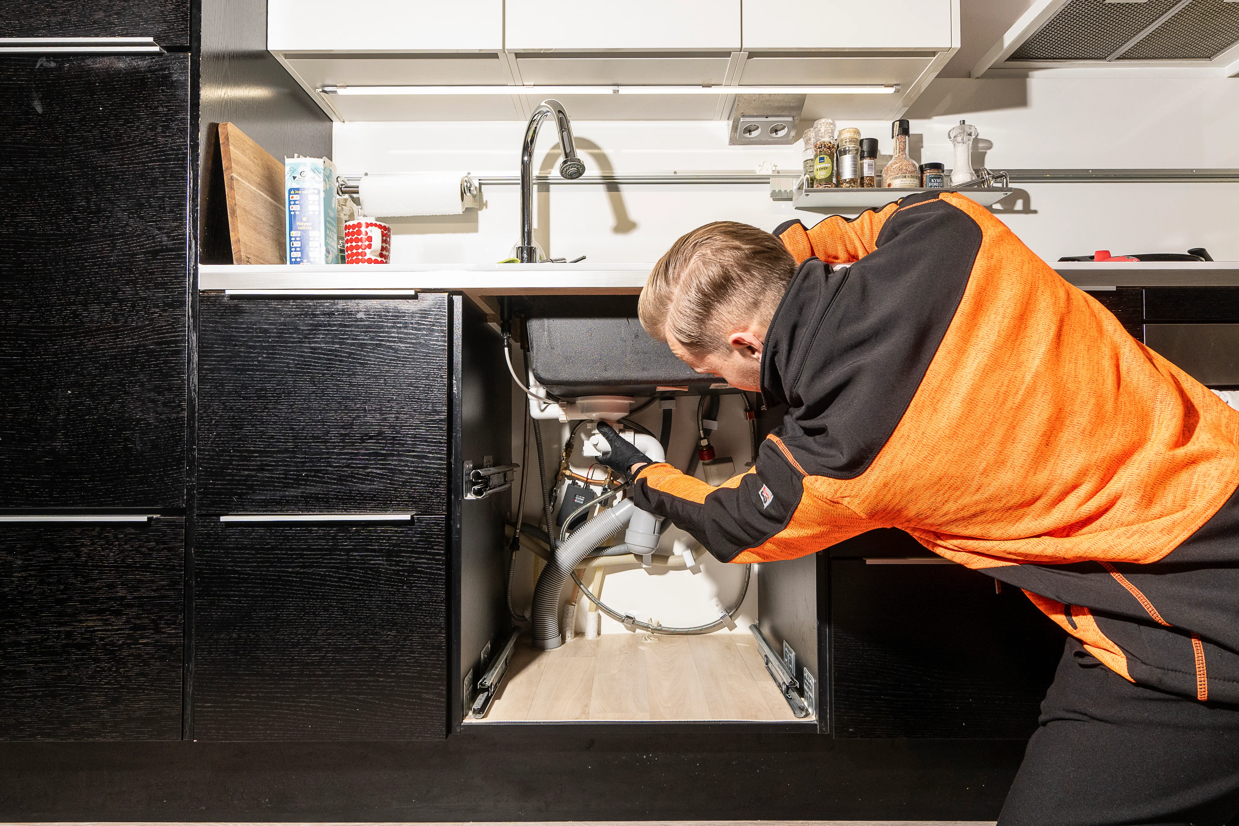 vesiliitosten tarkastaminen astianpesukoneen asennuksen jälkeen